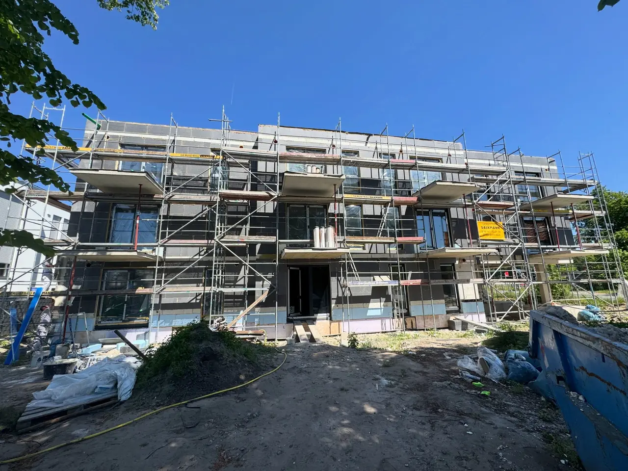 Gebäude in Senne mit Dämmplatten und Gerüst